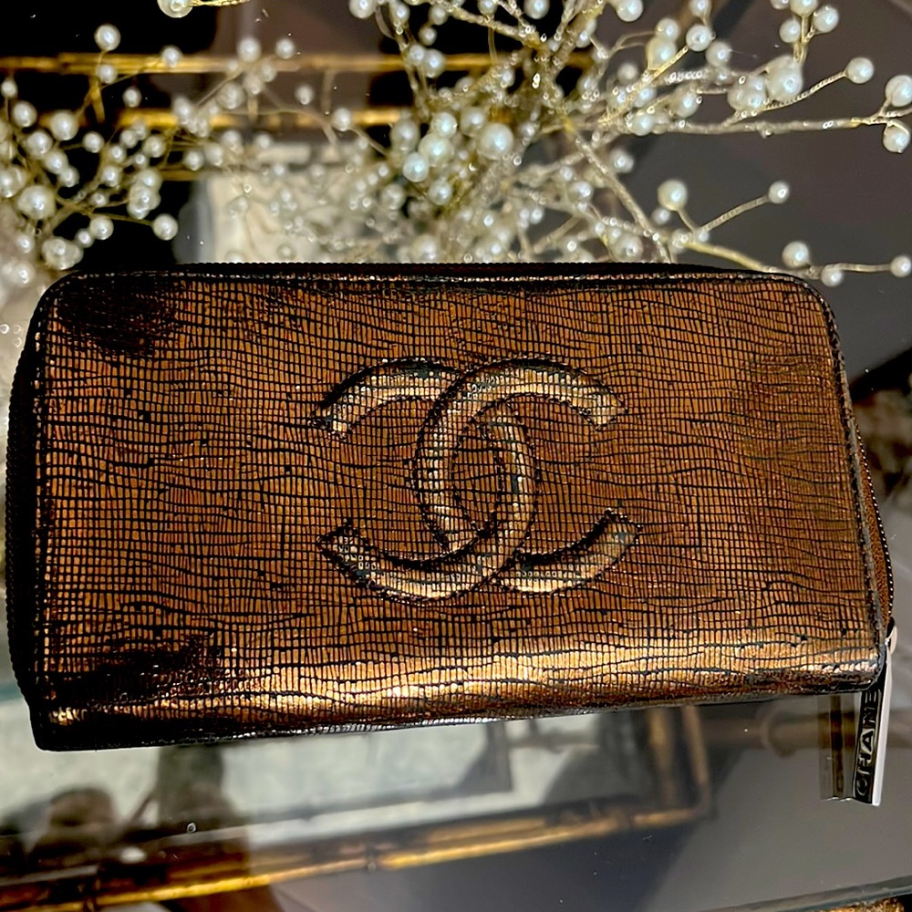 100% Authentic CHANEL wallet like new!